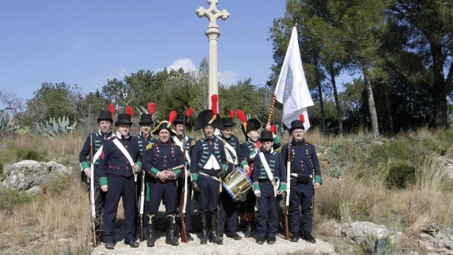 El grup de reconstrucció històrica de la Milícia urbana de Tarragona de 1810, amb la bandera dedicada a Santa Tecla, situat davant la creu commemorativa de la Batalla del Pont de Goi. Foto: Pere Ferré