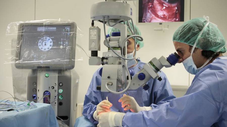 Imagen de archivo de una intervención quirúrgica en uno de los quirófanos del Hospital Sant Joan de Reus. Foto: Pere Ferré/DT