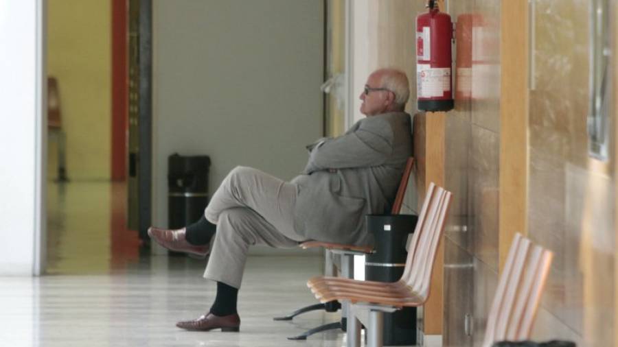 Josep Prat, esperando para declarar en los juzgados de Reus, en una imagen de archivo de julio de 2013. Foto: Pere Ferré/DT
