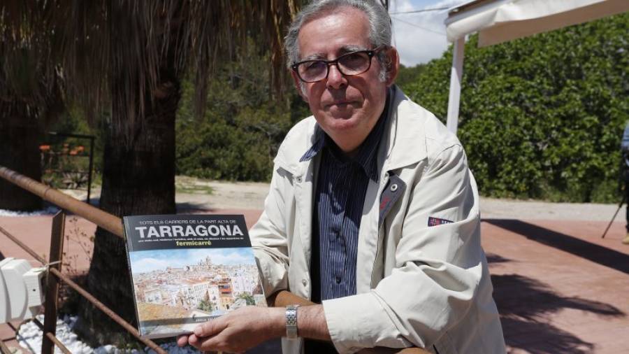 Fermí Carré con su libro, el tercero más vendido de Tarragona. Foto: perré ferré