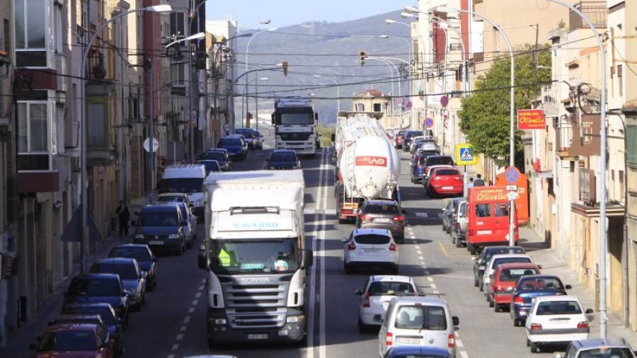 Más de 20.000 coches pueden pasar a diario de media por la N-340, por el centro de L\'Arboç. Foto: Pere Ferré