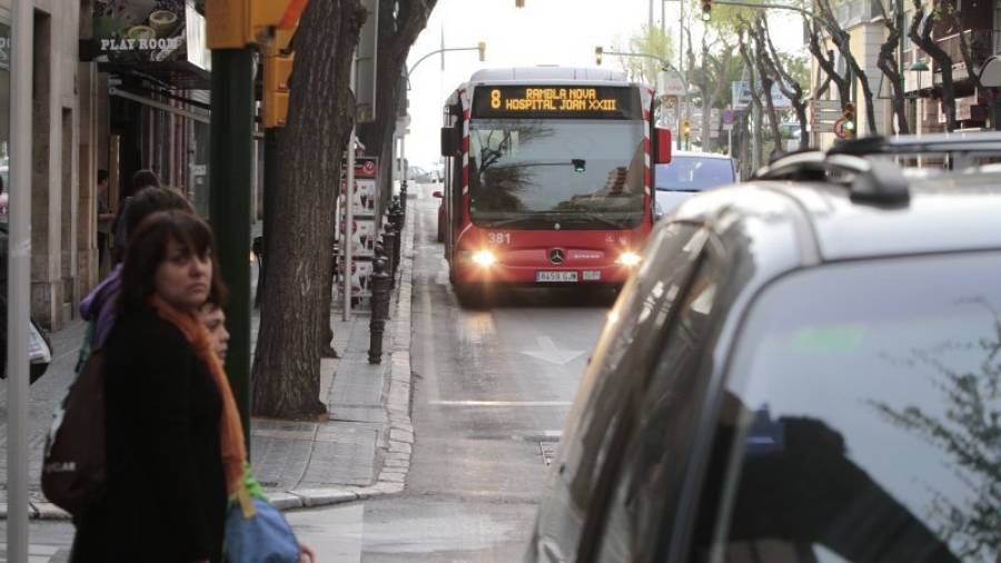 La línia 8 de l'EMT és la que va de l'Hospital Joan XXIII a la Vall de l'Arrabassada passant pel Camí de la Cuixa. Foto: Pere Ferré/DT