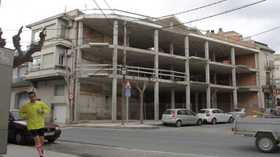 Aspecte de l\'estructura de l\'edifici inacabat que es troba al carrer plaça de la Font. Foto: Pere Ferré