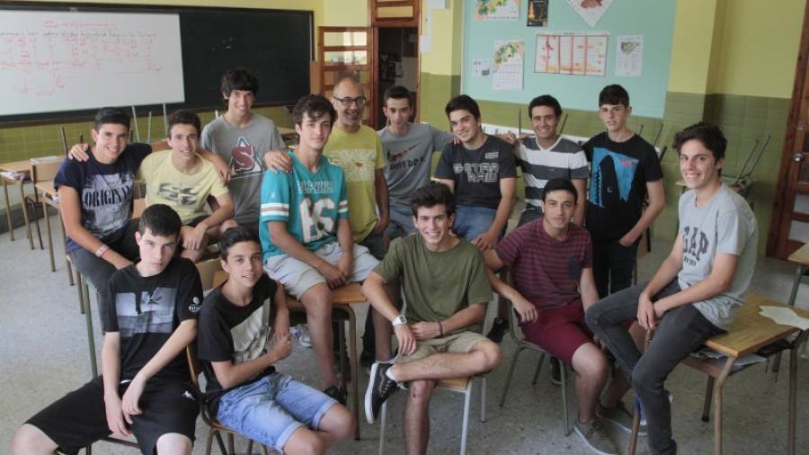 El grupo de alumnos de cuarto de la ESO que participó en el proyecto junto a su profesor. Foto: Pere Ferré