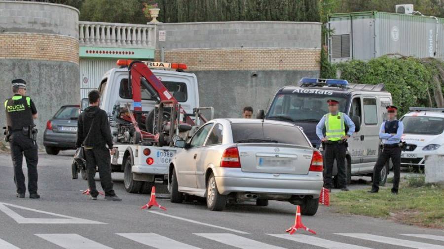 La grúa municipal retira un vehículo cuyo conductor dio positivo en el drogotest. Foto: Lluís Milián