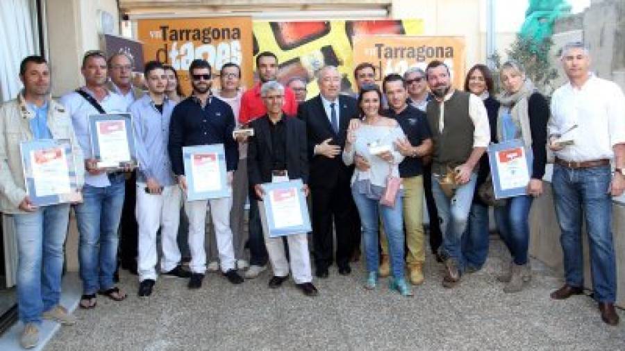 Imagen de los premiados, ayer en la sede de la Cambra de Comerç de Tarragona. Foto: Lluís Milián