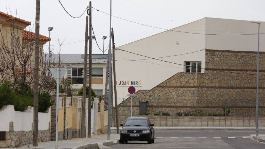 La víctima de la violencia de género fue atendida en las inmediaciones de la Escola Joan Miró. Foto: Pere Ferré