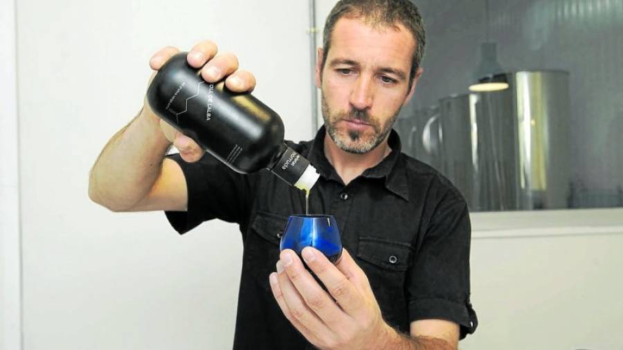 El autor del aceite Coll de l´Alba, Xavi Guilera, en sus instalaciones del Baix Ebre Innova. Foto: joan revillas