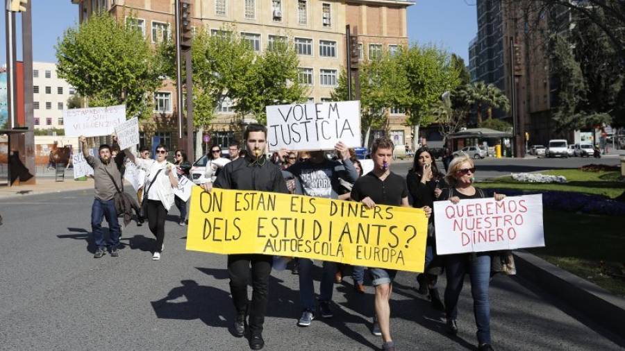Una veintena de afectados se manifestó ayer por Tarragona para reclamar una solución. Foto: Pere Ferré