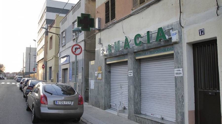 La farmacia regentada por Enrique Gheron, el farmacéutico fallecido en el traslado a Barcelona. Foto: Pere Ferré