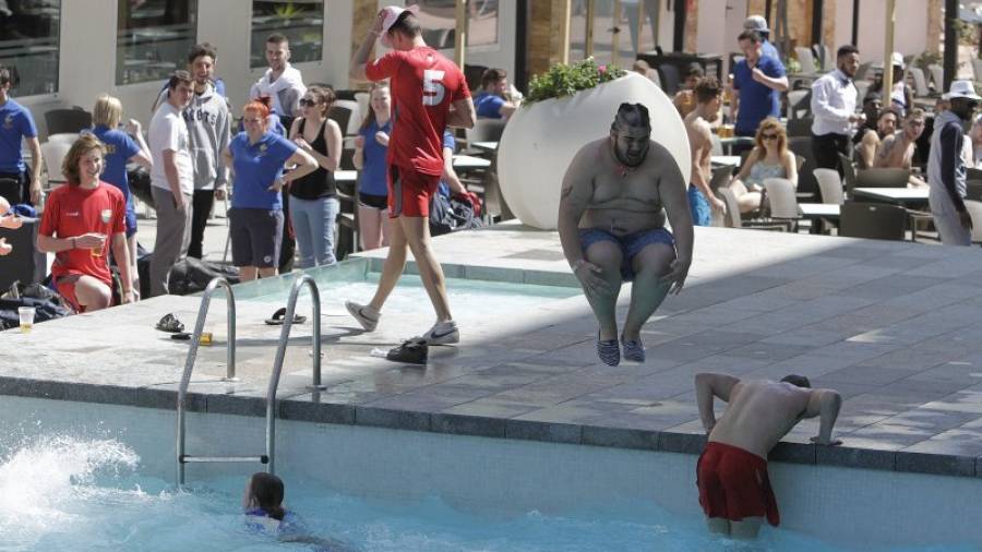 Un británico del Saloufest, lanzándose en bomba ayer por la mañana en la piscina de un hotel de Salou. FOTO: PERE FERRÉ