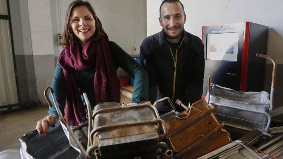 Natàlia Altadill y Aritz Forcano, junto al cajero con el que pagan la chatarra que compran. Foto: Pere Ferré