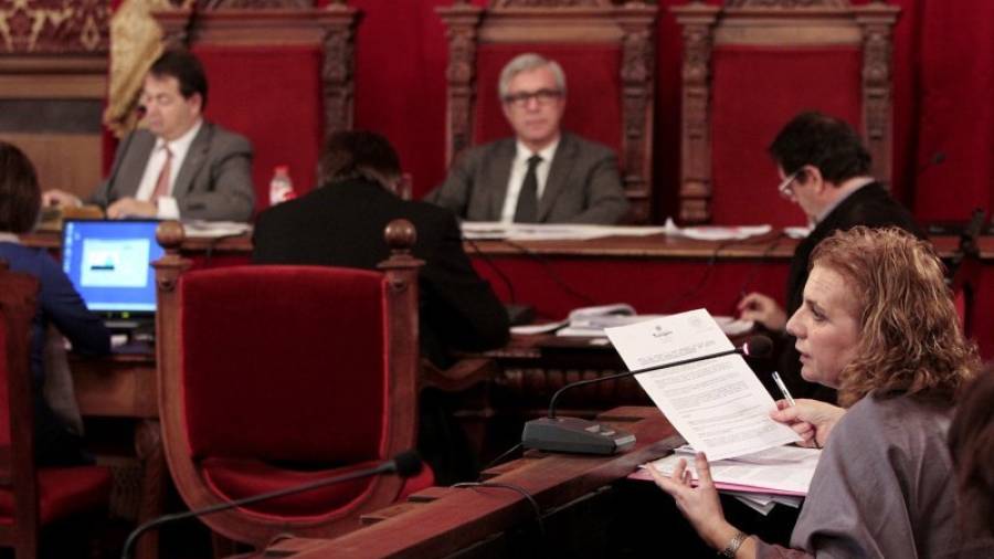 Arga Sentís, hablando durante un pleno ante la atenta mirada del alcalde Josep Fèlix Ballesteros. Foto: Pere Ferré