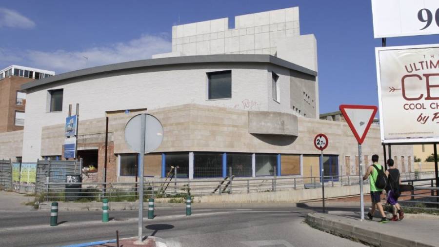 La cosntrucción del teatro de Torredembarra comenzó en 2008, pero sigue inacabado. Foto: Pere Ferré