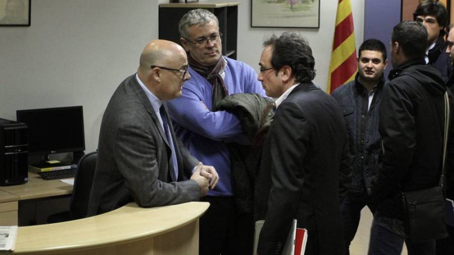 Lluís Corominas, a la izquierda, y Josep Rull, en el centro, ayer hablando con Jordi Sendra antes del Comitè Local de CDC. Foto: Pere Ferré