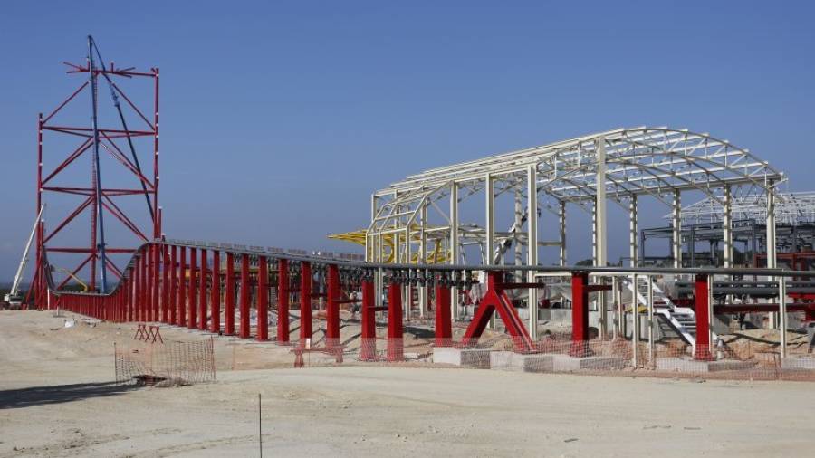Ferrari Land empieza a tomar forma con la colocación de las primeras estructuras. Foto: Pere Ferré