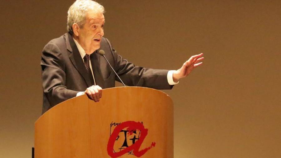Josep Maria Bricall, exrector de la Universitat de Barcelona, pronunció una ponencia de alto nivel que encandiló al auditorio. Foto: Lluís Milian