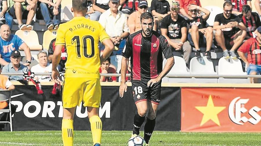 Pichu Atienza controla un balón ante Osasuna.Foto: CF Reus