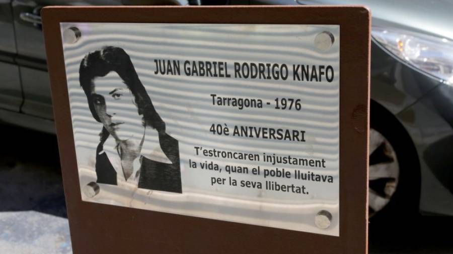 Desde hace dos fines de semana, una placa provisional recuerda dónde perdió la vida Juan Gabriel. Foto: Lluís Milián