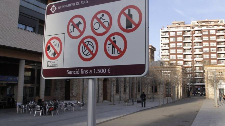 Imagen de uno de los carteles donde se especifica que está prohibido beber alcohol en calles y plazas. Foto: Pere Ferré