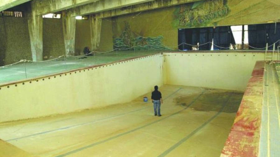 El interior del antiguo balneario que conserva murales de Santiago Padròs.