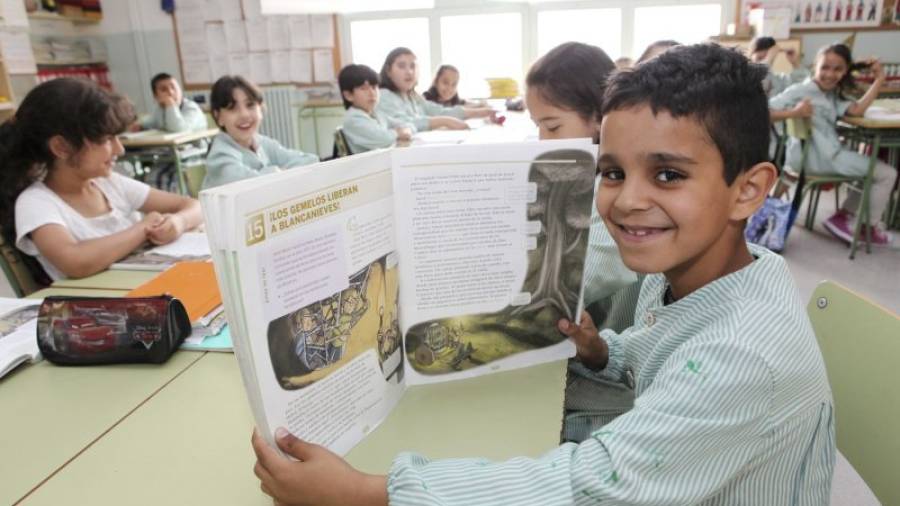 Imatge d´arxiu d´un nen d´un col·legi de Reus ensenyant un llibre escolar. Foto: A.mariné/DT