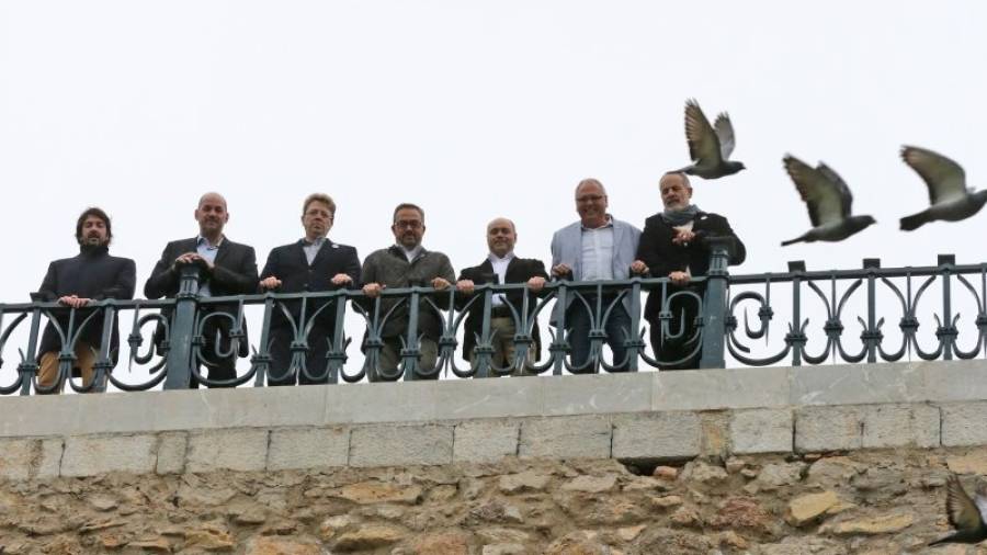 Los siete principales candidatos del 20-D, en una foto tomada en el Balcó del Mediterrani, en TGN, la víspera de las elecciones. Martí Barberà (Unió), cuarto desde la izquierda, se quedó sin escaño. Foto: