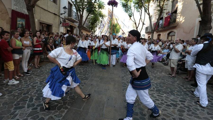 La procesión sacó a la calle diferentes bailes tradicionales. Foto: Pere Ferré