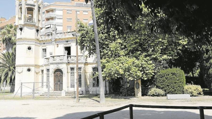 La Quinta de Sant Rafael, en el primer cuarto del siglo XX, y hoy. Era propiedad de los herma-nos Puig i Valls. En la actualidad está abandonada, como tantas otras cosas en Tarragona. Foto: P.F.