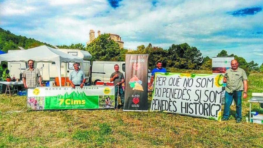 Pagesos de Querol reivindicant la DO Penedès durant l´edició passada de la cursa dels 7 cims. Foto: DT