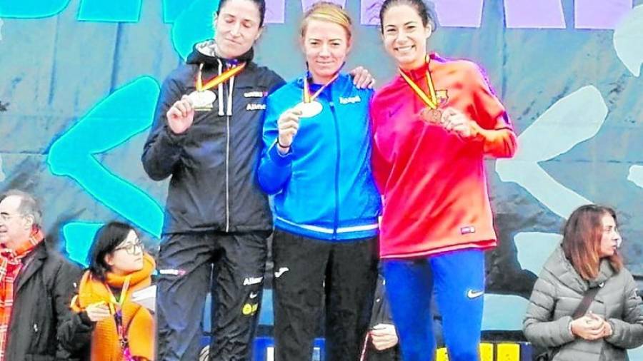 La atleta de Valls Marta Galimany (derecha) posa en el podio con la medalla de bronce. Foto: DT