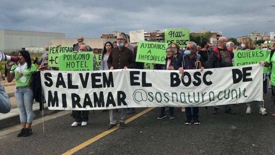 Protesta para pedir salvar el bosque de Miramar de Cunit.