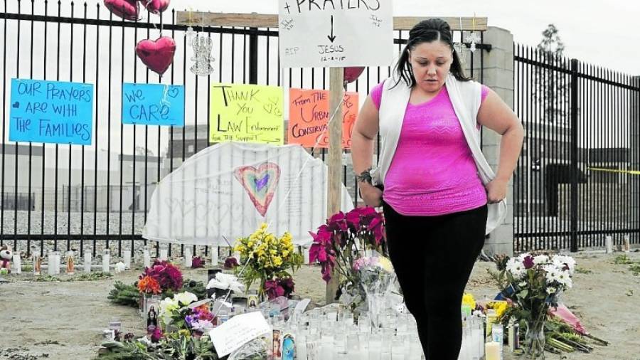 Velas, flores y mensajes recuerdan a las 14 víctimas del tiroteo de San Bernardino (California). Foto: efe