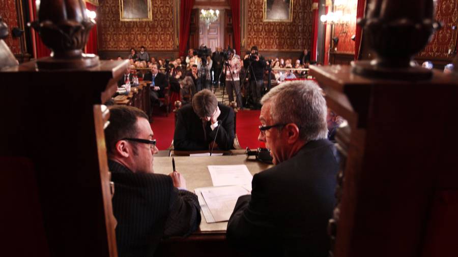 Sergi de los Rios y Josep Fèlix Ballesteros, el 31 de enero de 2011 en el pleno de la aprobación provisional del POUM. FOTO: PERE FERRÉ