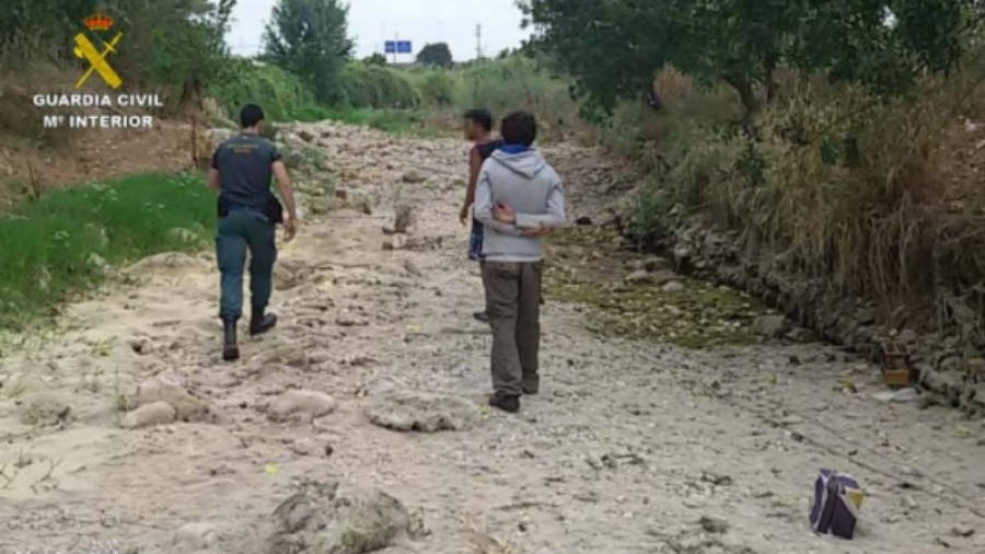 Els agents van localitzar en aquesta zona del riu Francolí la instal·lació per capturar caderneres. Foto: ACN