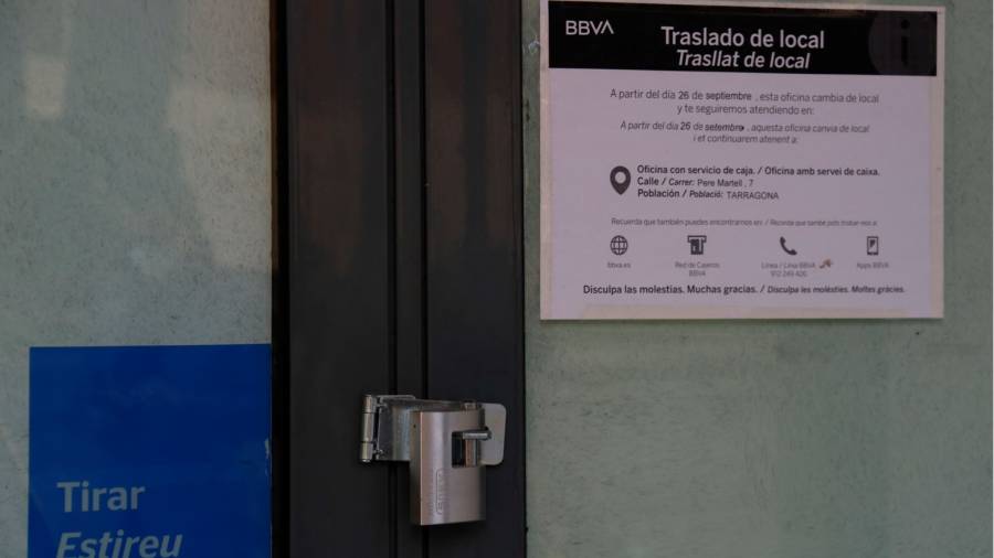 Una sucursal del BBVA en el centro de Tarragona, cerrada. ACN