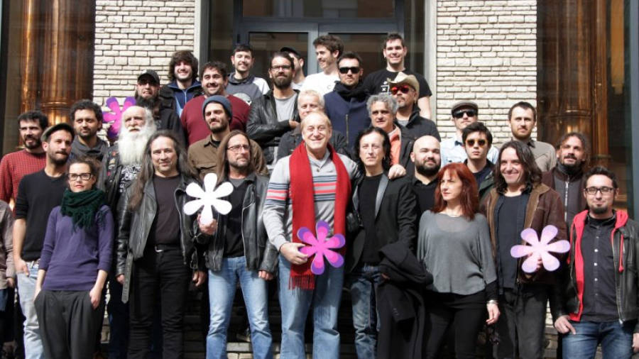 Diversos artistes participants a la segona edició del Canet Rock, amb l'ànima del nou festival, Josep Maria Mainat, al centre. Foto: ACN