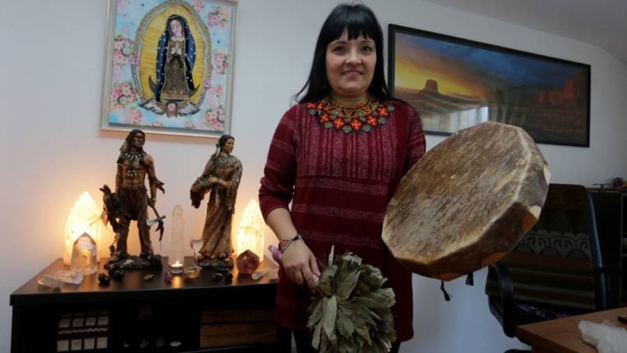 La tarraconense Ana Hatun, una chamana profesional, en su consulta de la Rambla Nova. Foto: Lluís Milián