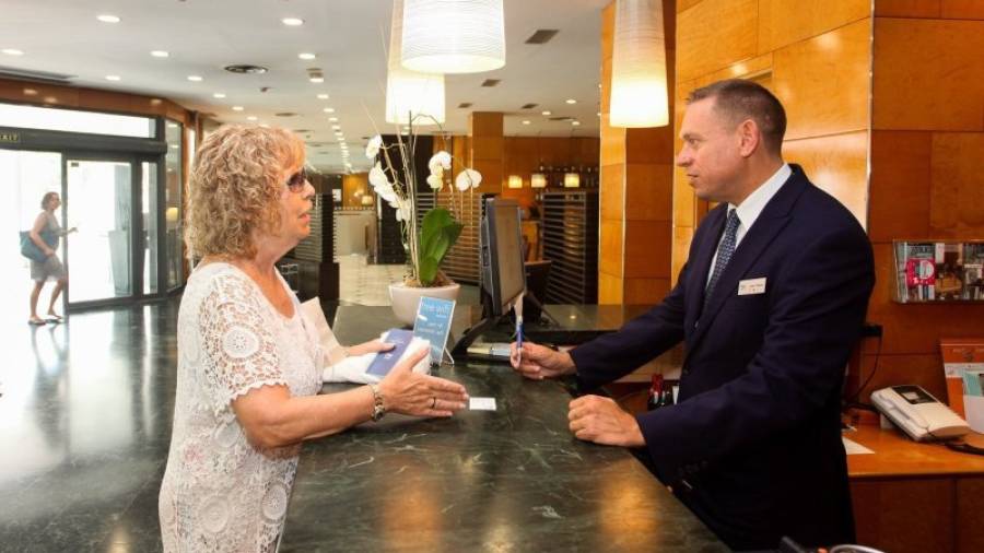 La señora Maria Mercè González, clienta habitual de cualquier Hotel NH del territorio, en este caso en el Hotel NH Ciutat de Reus. Foto: Alba Mariné