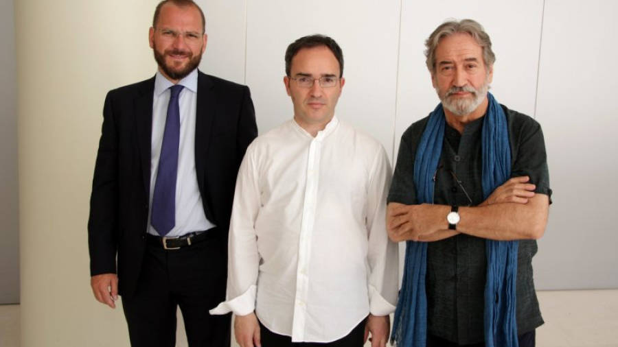 D'esquerra a dreta, el delegat de CaixaBank a Tarragona, Eduard Gené, el mestre Jordi Savall, i el prior de Poblet, Lluc Torcal. FOTO: ACN