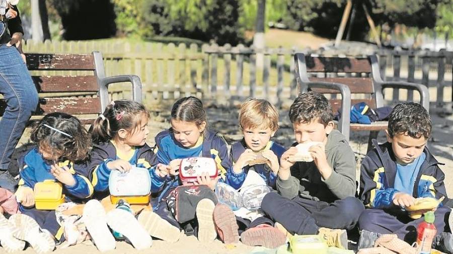 Una colla de nens esmorzant. FOTO: Alba Mariné