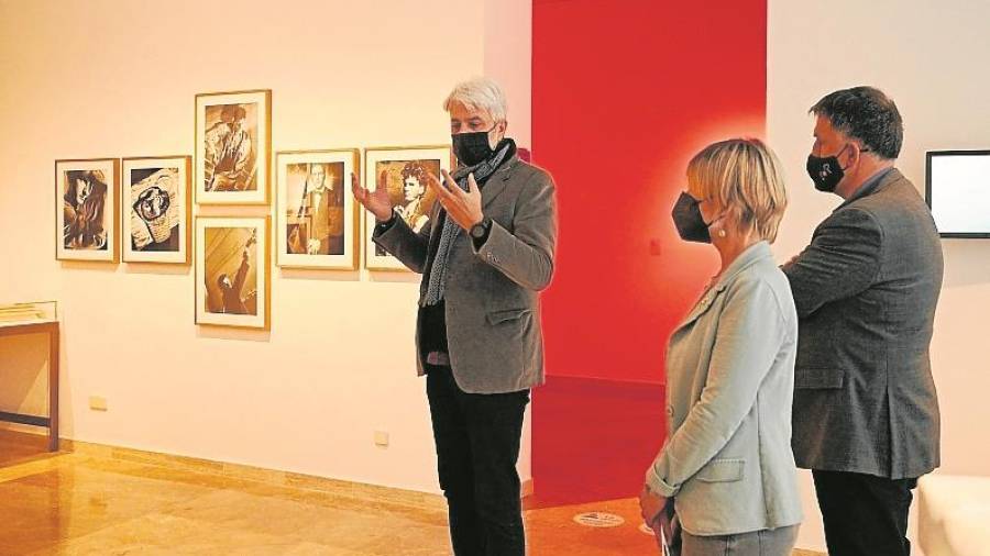 Manel Margalef explica los detalles de la muestra junto a Noemí Llauradó y Joan Josep Garcia. foto: Alfredo González