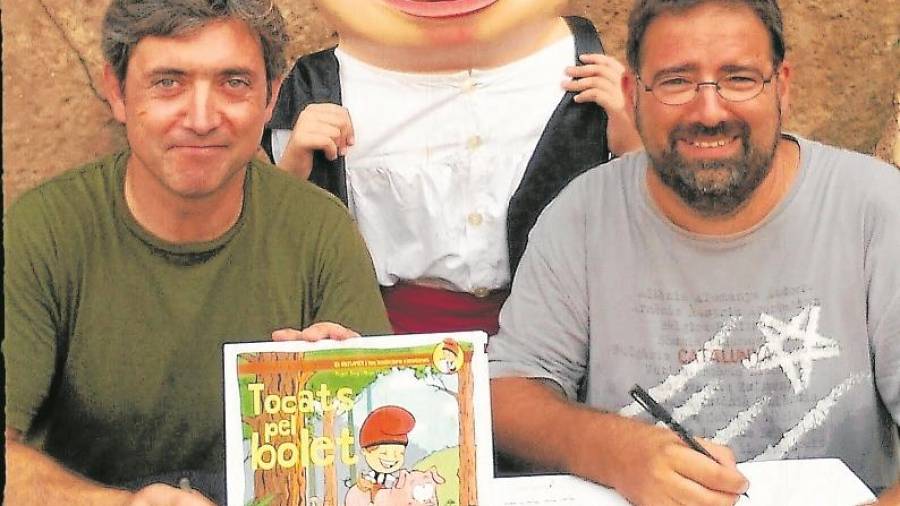 El ilustrador Hugo Prades (izquierda) y el editor Roger Roig (derecha), con uno de los libros de la colecci&oacute;n del Patufet. FOTO: Cedida