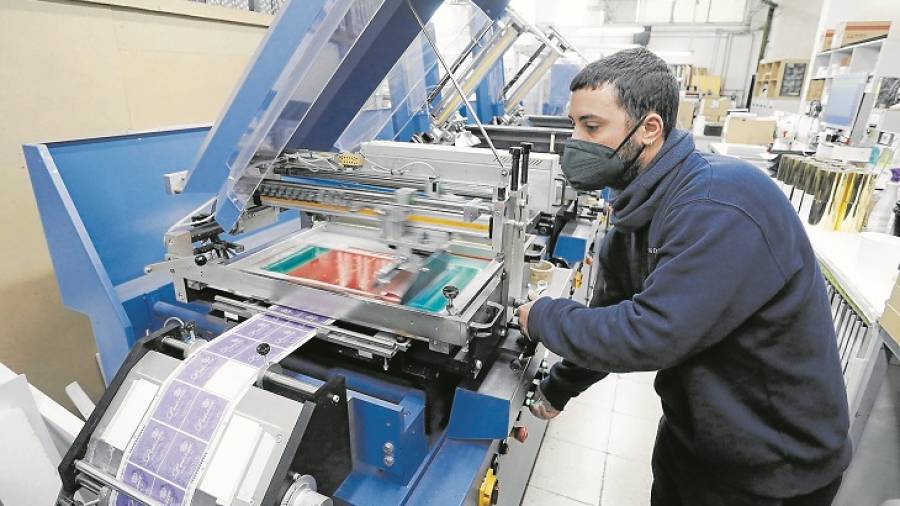 Fabricación de etiquetas autoadhesivas en las instalaciones de GrupMicros en Vilabella.