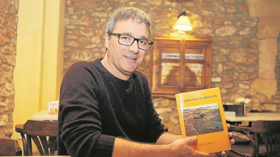 L&rsquo;autor del llibre, Jordi Su&ntilde;&eacute;, amb la seva obra &lsquo;El Baix Gai&agrave; al segle XX&rsquo; a un rac&oacute; del municipi de Torredembarra. FOTO: ALBA MARIN&Eacute;