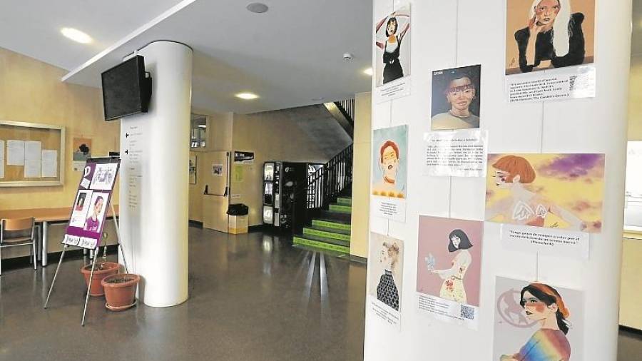 Imagen del hall de la Escola Oficial d’Idiomes, donde Iris expone sus retratos femeninos hasta final de mes. Foto: Pere Ferré