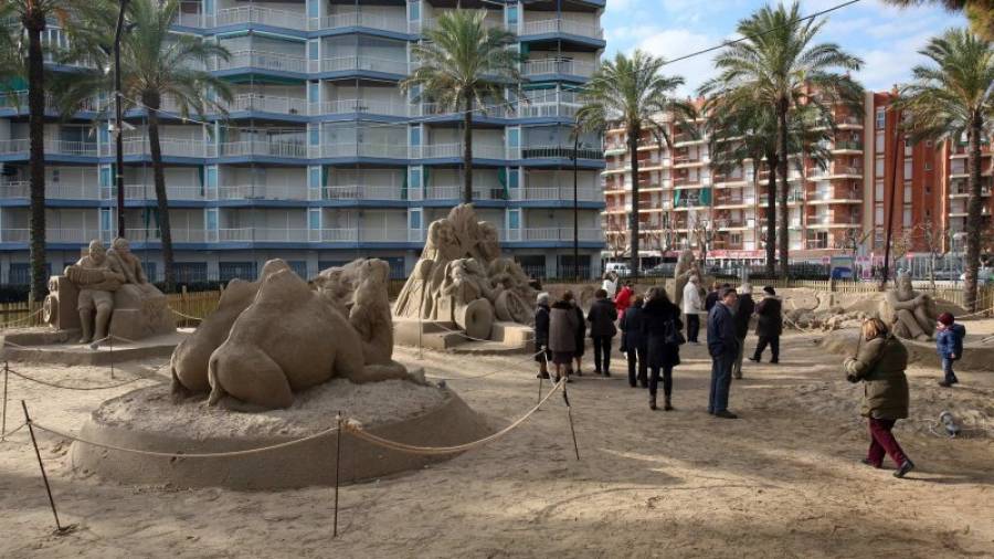 Desde hace dieciséis años, Vila-seca acoge un pesebre singular, con figuras hechas de arena, que se ha convertido en el atractivo turístico de la población en invierno y en el que este año han participado siete escultore
