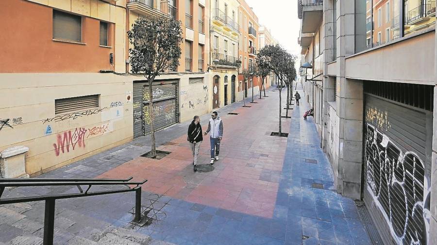En la calle Rebolledo hay pintadas en las paredes y puertas de los garajes de ambos lados. Foto: Pere Ferr&eacute;