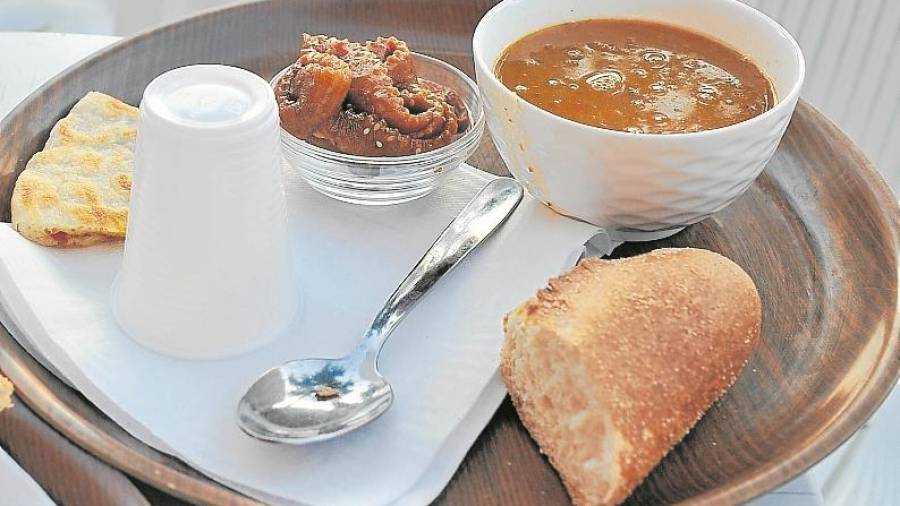 Regaif (crep), harira (sopa), chebakia (dulce) y pan, comida servida en Ramad&aacute;n. Foto: A. Gonz&aacute;lez