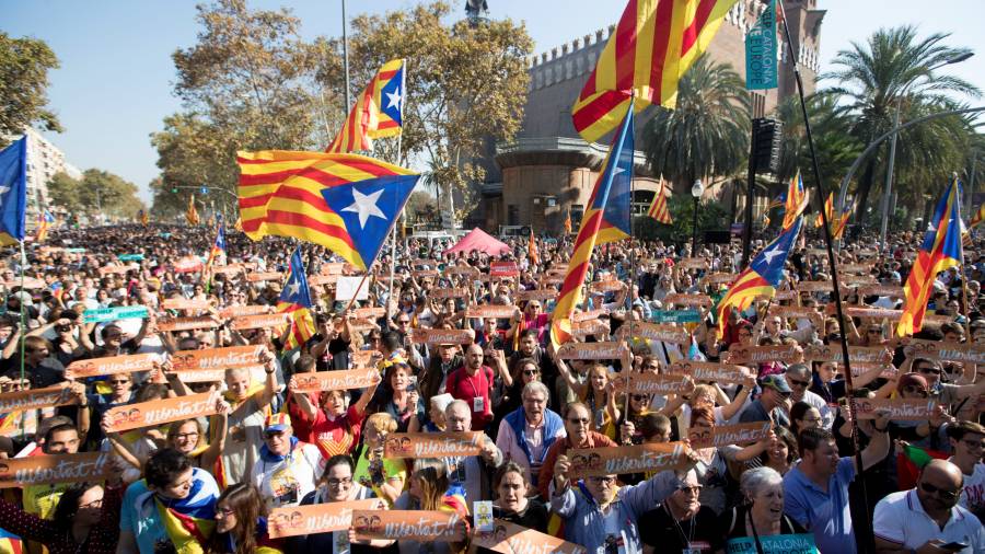 - Centenares de independentistas se han congregado a las puertas del parque de la Ciutadella FOTO: EFE
